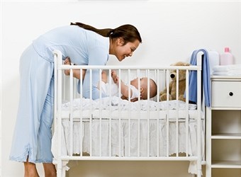 Как приучить ребенка к кроватке